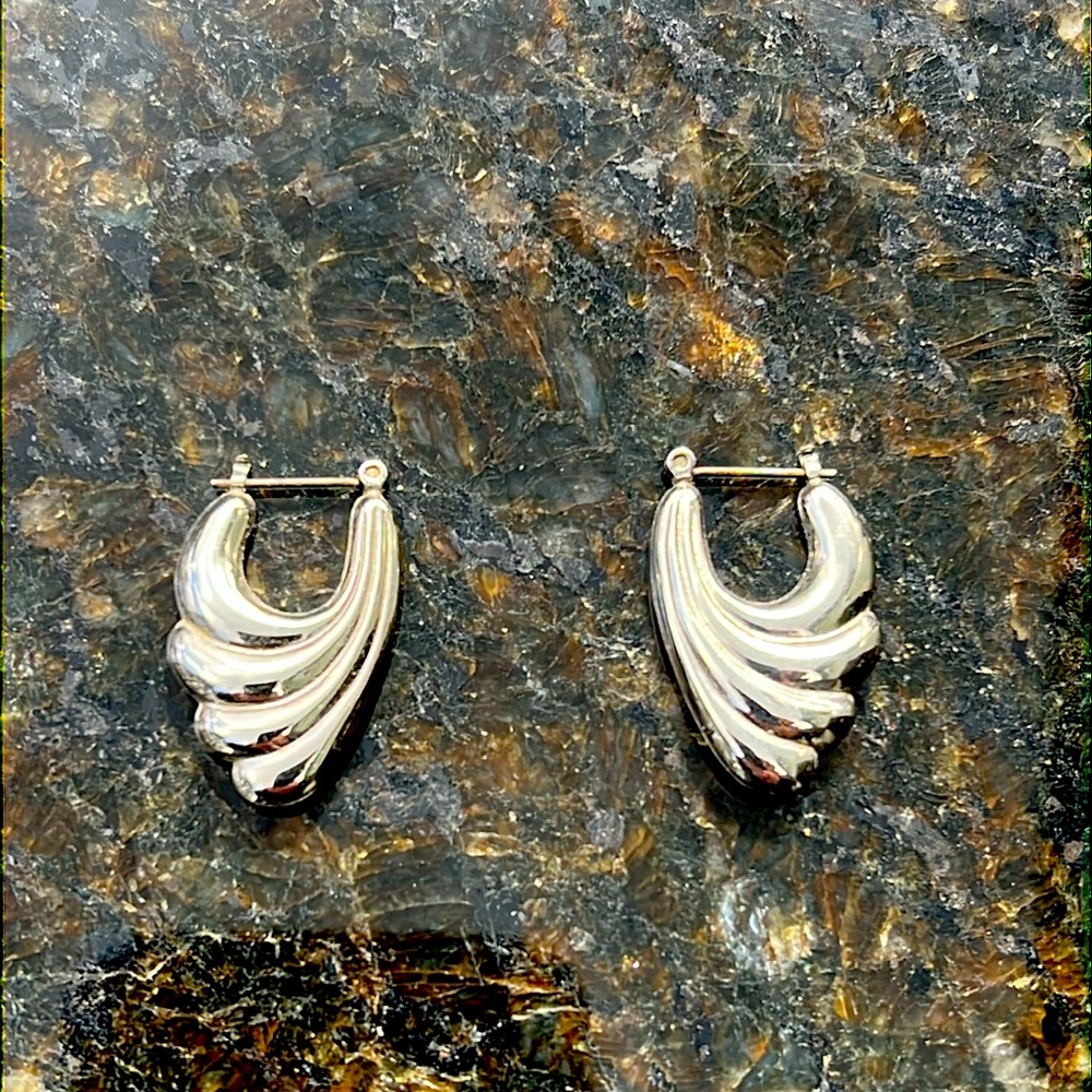 Bright fluted earrings